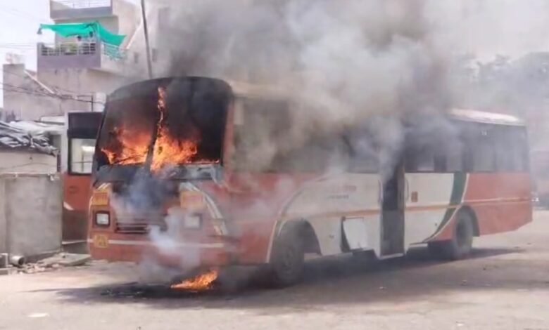 mahoba-news:-महोबा-में-खड़ी-बस-में-लगी-भीषण-आग,-दमकल-कर्मियों-ने-आग-पर-पाया-काबू