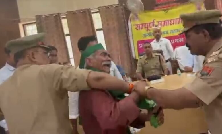 अलीगढ़-में-अधिकारियों-के-सामने-किसान-ने-की-आत्मदाह-की-कोशिश,-सुरक्षाकर्मियों-ने-ऐसे-बचाई-जान