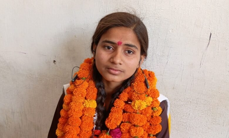 सोशल-मीडिया-से-दूरी-और-8-9-घंटे-की-पढ़ाई,-यूपी-बोर्ड-की-टॉपर-महक-जायसवाल-ने-इन्हें-दिया-क्रेडिट