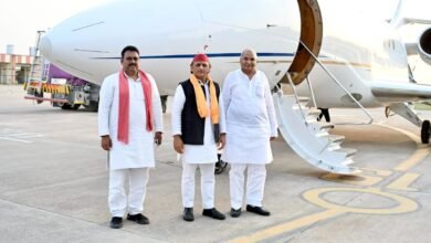 कुशीनगर-में-नहीं-उतर-पाया-अखिलेश-यादव-का-विमान,-सपा-चीफ-बोले-सरकार-का-मौसम-गड़बड़-हो-गया-है