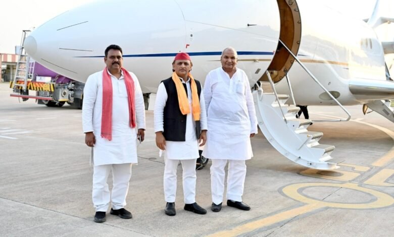 कुशीनगर-में-नहीं-उतर-पाया-अखिलेश-यादव-का-विमान,-सपा-चीफ-बोले-सरकार-का-मौसम-गड़बड़-हो-गया-है