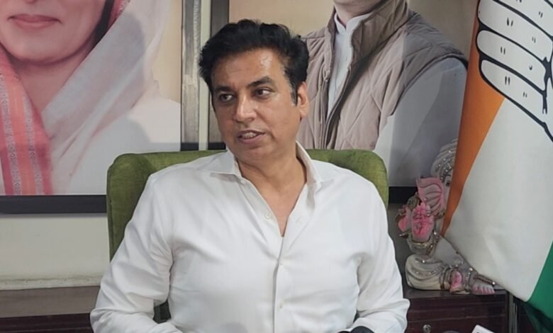 bjp-की-‘ट्रिपल-इंजन’-सरकार-पर-कांग्रेस-का-तंज,-देवेंद्र-यादव-बोले-‘नेता-सुरक्षित-नहीं-तो…’