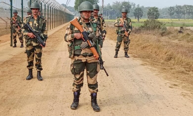 भारत-पाक-सरहद-पर-bsf-सतर्क,-अंतरराष्ट्रीय-तारबंदी-के-पार-आने-जाने-वाले-किसानों-की-चेकिंग