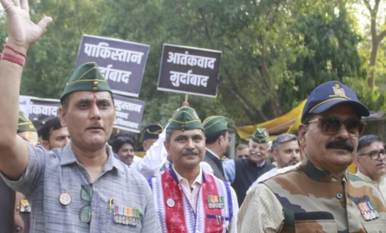 पहलगाम-हमले-के-खिलाफ-दिल्ली-में-प्रदर्शन,-पूर्व-सैनिकों-ने-की-कड़ी-कार्रवाई-की-मांग