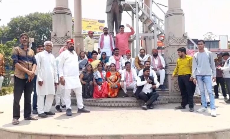 वाराणसी-में-करणी-सेना-के-खिलाफ-सपा-का-प्रदर्शन,-यूपी-में-राष्ट्रपति-शासन-लगाने-की-मांग