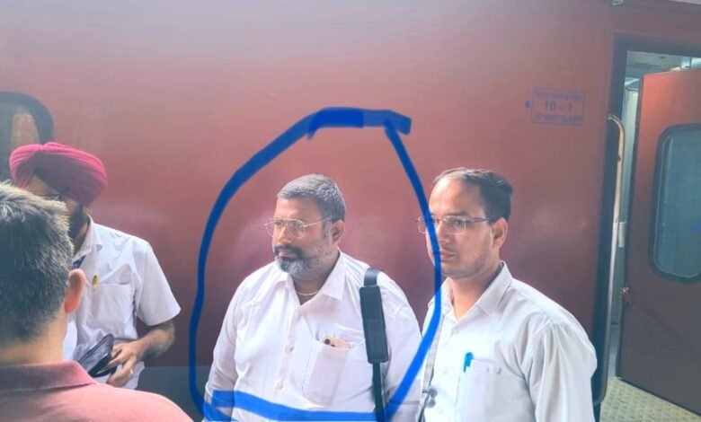 फर्जी-drm-बनकर-फर्स्ट-क्लास-में-सफर-कर-रहा-शख्स-गिरफ्तार,-4170-रुपये-का-जुर्माना-भी-लगा