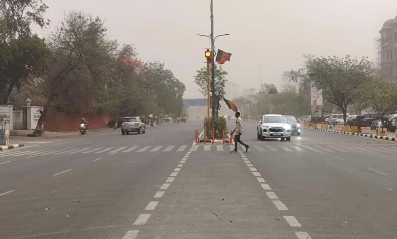 up-ka-mausam:-यूपी-में-फिर-बदला-मौसम-का-मिजाज,-25-जिलों-में-तेज-हवाओं-के-साथ-पड़ी-बौछारें